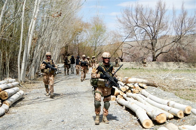 Patrola českých vojáků v údolí řeky Dobandaj v afghánském Lógaru