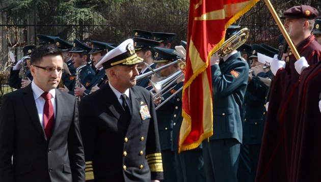 Makedonský ministr obrany Fatmir Besimi a SACEUR admirál James Stavridis pi