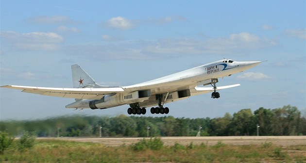Ruský bobmardér Tu-160. Ilustraní snímek.