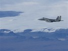 Americk letoun F-15 bhem hldkovho letu nad Islandem