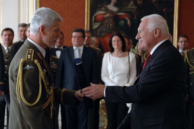 Prezident Václav Klaus povýil nové generály