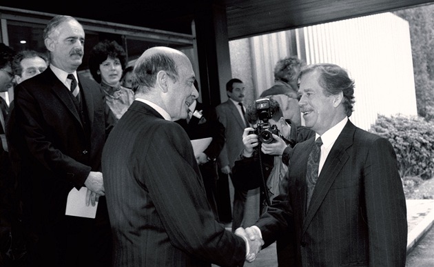 Václav Havel na návštěvě centrály NATO v roce 1991