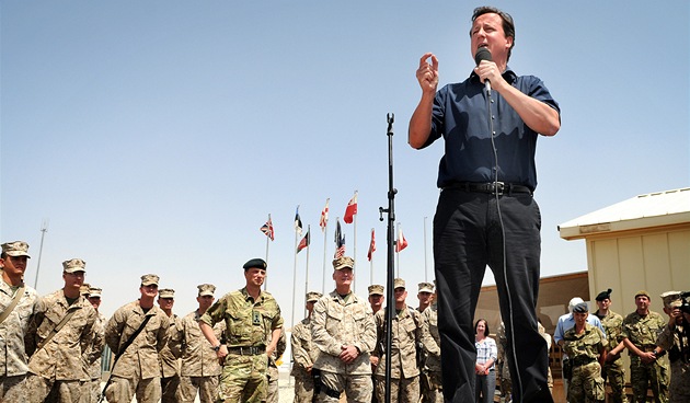 Z Afghánistínu se v roce 2013 mají stáhnout tisíce Brit. Ilustraní foto: Britský premiér David Cameron v Afghánistánu.