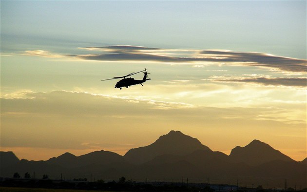 Útok v Bagramu stál ivot nkolik lidí a zniil vrtulník. (Ilustraní foto)
