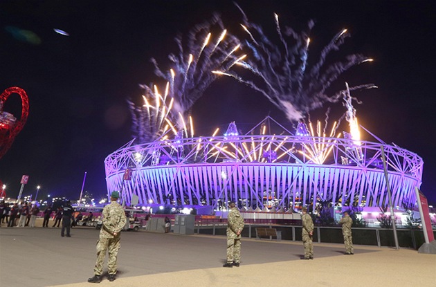 Brittí vojáci u olympijského stadionu