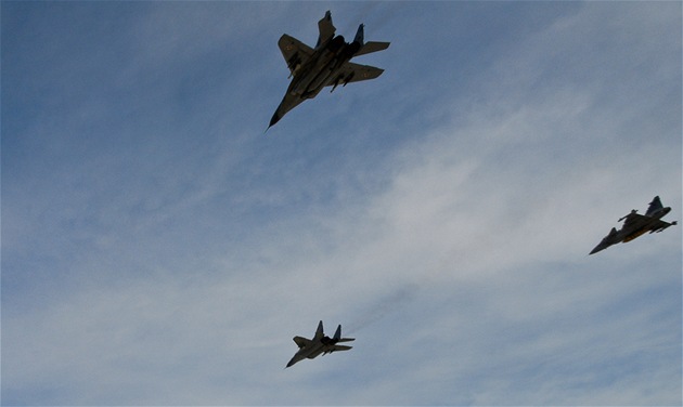 Prlet eských gripen a polských MiG-29 nad litevskou základnou iauliai (31. srpna 2012)