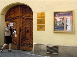 Vchod do budovy a deska Informačního centra o NATO v Praze, Jungmannova 17.