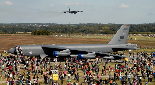 Dvojice amerických bombardéru B-52 na Dnech NATO v Ostrav v roce 2012.