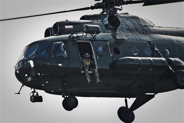 Vrtulník Mi8 polské protiteroristické jednotky. Ilustraní foto.