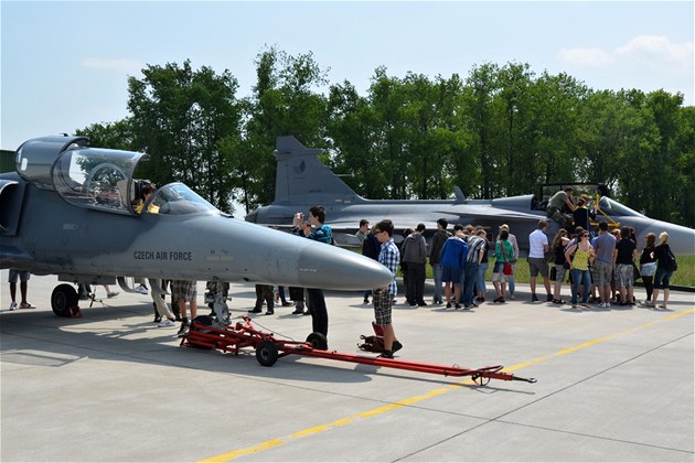 Prohlídka letecké techniky v rámci projektu "Poznej NATO 2012" na základě