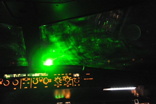 Snímek oslnění pilota během vědeckého testování laserových útoků na ruzyňském