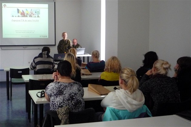 Prezentace o zapojení eské republiky do misí NATO pro studenty gymnázia v IC