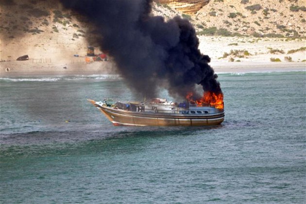 Hořící pirátský člun u pobřeží Somálska po přestřelce s nizozemskou válečnou lodí Rotterdam (ilustrační foto)