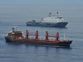 Nizozemská válečná loď Rotterdam doprovází nákladní loď MV Orna, kterou po dvou
