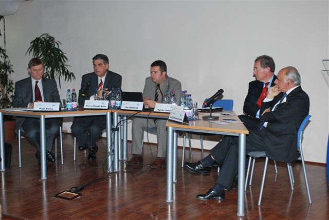 Veřejná debata se zákonodárci ze zemí NATO v Praze 12.11. 2012, panel zahrnoval