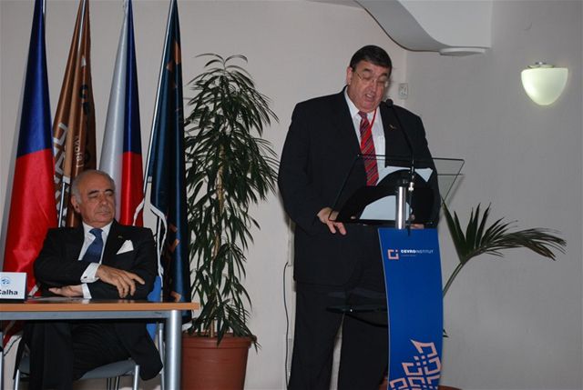 Prezident Parlamentního shromáždění NATO Karl Lammers, kterého v Praze nahradil
