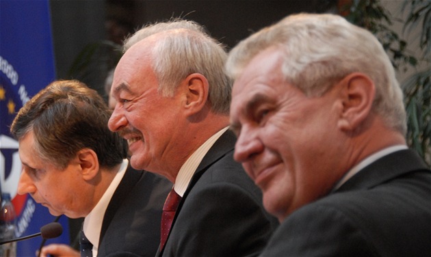 Jan FIscher, Přemysl Sobotka a Miloš Zeman během debaty prezidentských