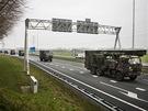 Vojensk konvoj se systmem Patriot m do nizozemskho pstavu Eemsahven