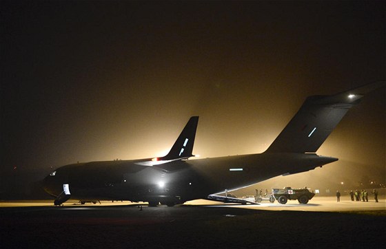 Transportn letoun C-17 Globemaster britskho letectva zajiuje pesun...