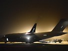 Transportn letoun C-17 Globemaster britskho letectva zajiuje pesun...