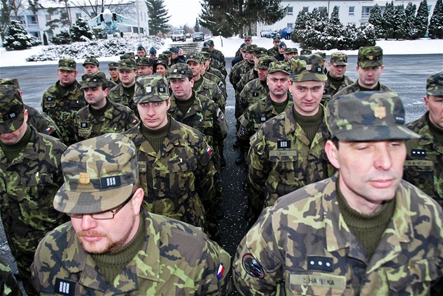 Slavnostní nástup k ukonení mise eských letc s gripeny nad Pobaltím (áslav,