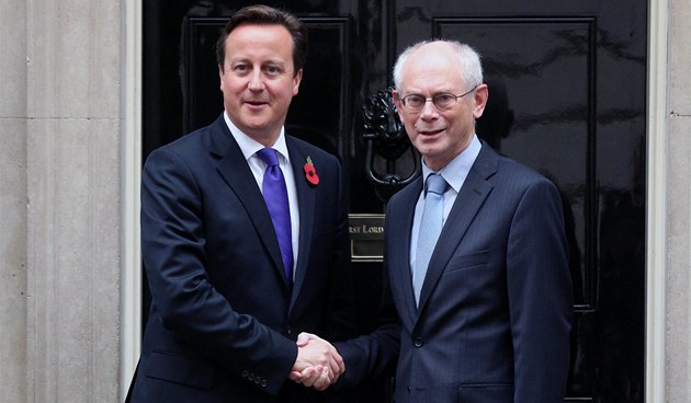 Britský premiér David Cameron vítá předsedu Evropské rady Hermana Van Rompuye ve svém sídle v Downing Street 10. Nebo se s ním loučí?