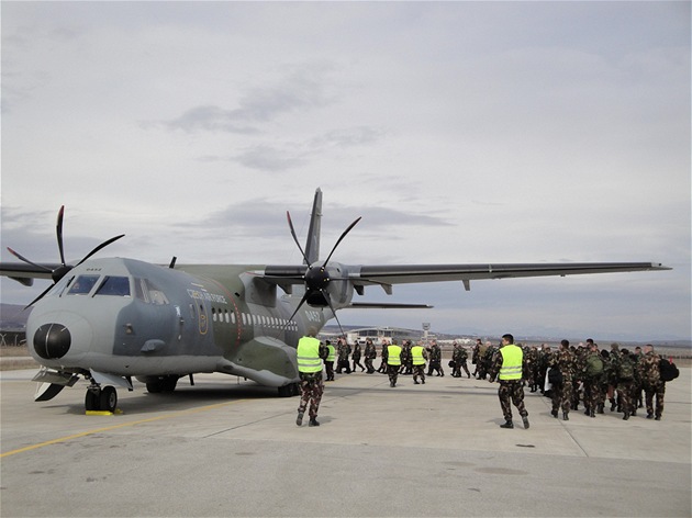 České letouny CASA přepravují maďarské vojáky do Kosova a zpět