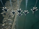 Leteck skupina Thunderbirds americkch vzdunch sil na strojch F-16