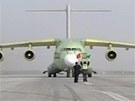 nsk transportn letoun Y-20 a americk stroj C-17 Globemaster