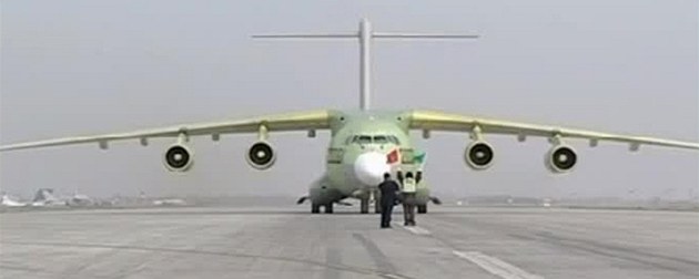 Čínský transportní letoun Y-20 a americký stroj C-17 Globemaster