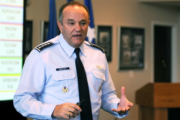 Americký generál Philip Breedlove nastoupí jako SACEUR během jara 2013.