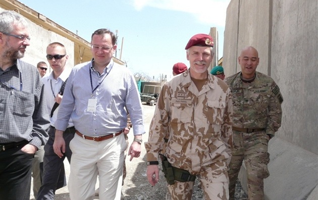 Premiér Petr Neas a náelník generálního tábu Petr Pavel v Afghánistánu