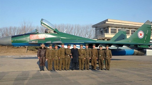 Kim Čung-un (uprostřed) se nechává fotografovat letounem MiG-29