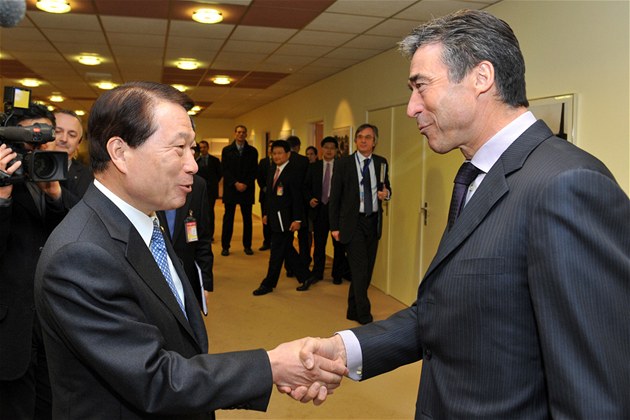 V roce 2010 navtívil centrálu NATO v Bruselu bývalý jihokorejský ministr