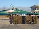 Kim ung-un (uprosted) se nechv fotografovat letounem MiG-29