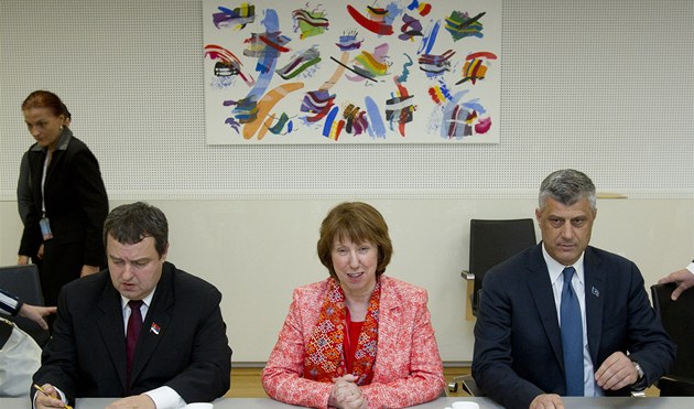 Pi jednání v centrále NATO v Bruselu na jedné stran stolu usedli s baronkou Catherine Ashton srbský premiér Ivica Dai (vlevo) a kosovský premiér Hashim Thaçi (vpravo)