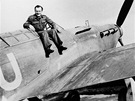 Zdeněk Škarvada na archivním snímku se svým letounem Hurricane