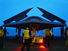 Technici pipravuj bezpilotn letoun X-47B na palub letadlov lodi USS George