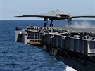 Bezpilotn letoun X-47B startuje z paluby letadlov lodi USS George H. W. Bush