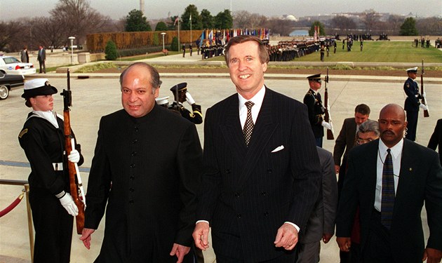 Nawáz Šaríf (vlevo) byl pákistánským premiérem už za vlády amerického prezidenta Billa Clintona a jeho ministra obrany Williama Cohena (vpravo). Jak si povede tentokrát? (ilustrační foto)