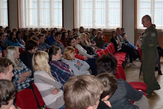 Pplk.David Webb během debaty se studenty na gymnáziu v Jaroměři.
