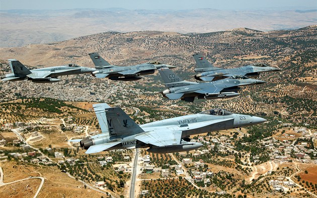 Jordánské stíhačky F-16 vedou formaci, kterou tvoří ještě letoun F-16 americké