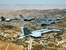 Jordnsk sthaky F-16 vedou formaci, kterou tvo jet letoun F-16 americk