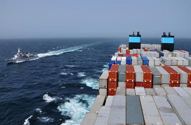 Nizozemská fregata Van Speijk doprovází nejvtí nákladní lo Maersk McKinney