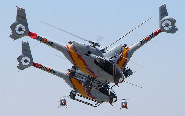 panlská armádní akrobatická skupina Patrulla ASPA létající s pti vrtulníky