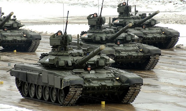 Ruské tankové jednotky při nácviku na vojenskou přehlídku