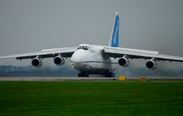 Tký transportní letoun An-124 Ruslan pistává na letiti v Monov