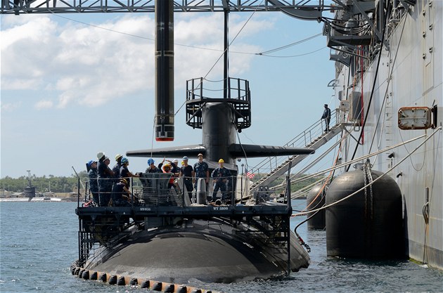 Nakládání stely Tomahawk do ponorky na Guamu, prosinec 2012