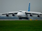 Tk transportn letoun An-124 Ruslan pistv na letiti v Monov
