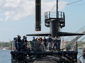 Nakládání stely Tomahawk do ponorky na Guamu, prosinec 2012